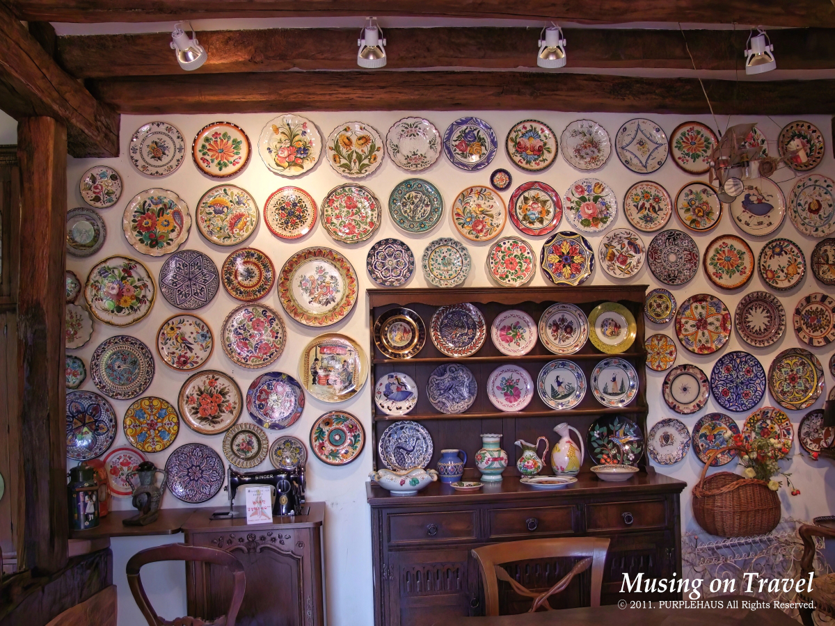 유럽스타일 저택 벽면을 장식한 접시들